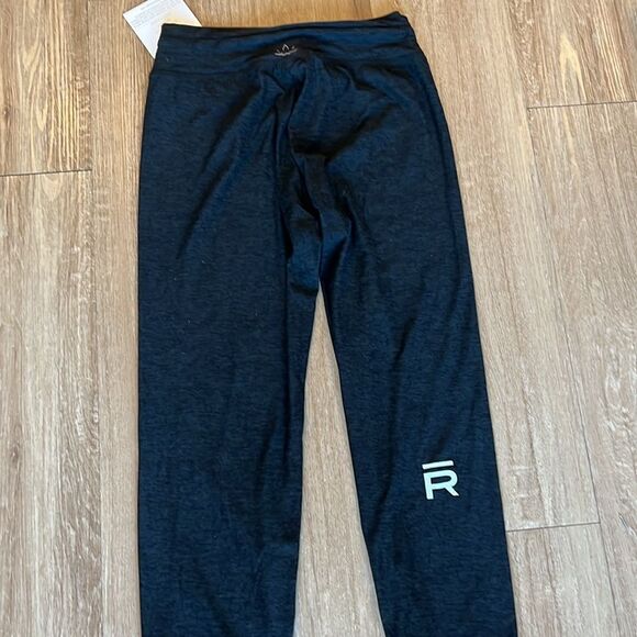 Beyond Yoga • Lounge around feather weight midi jogger - Picture 8 of 8